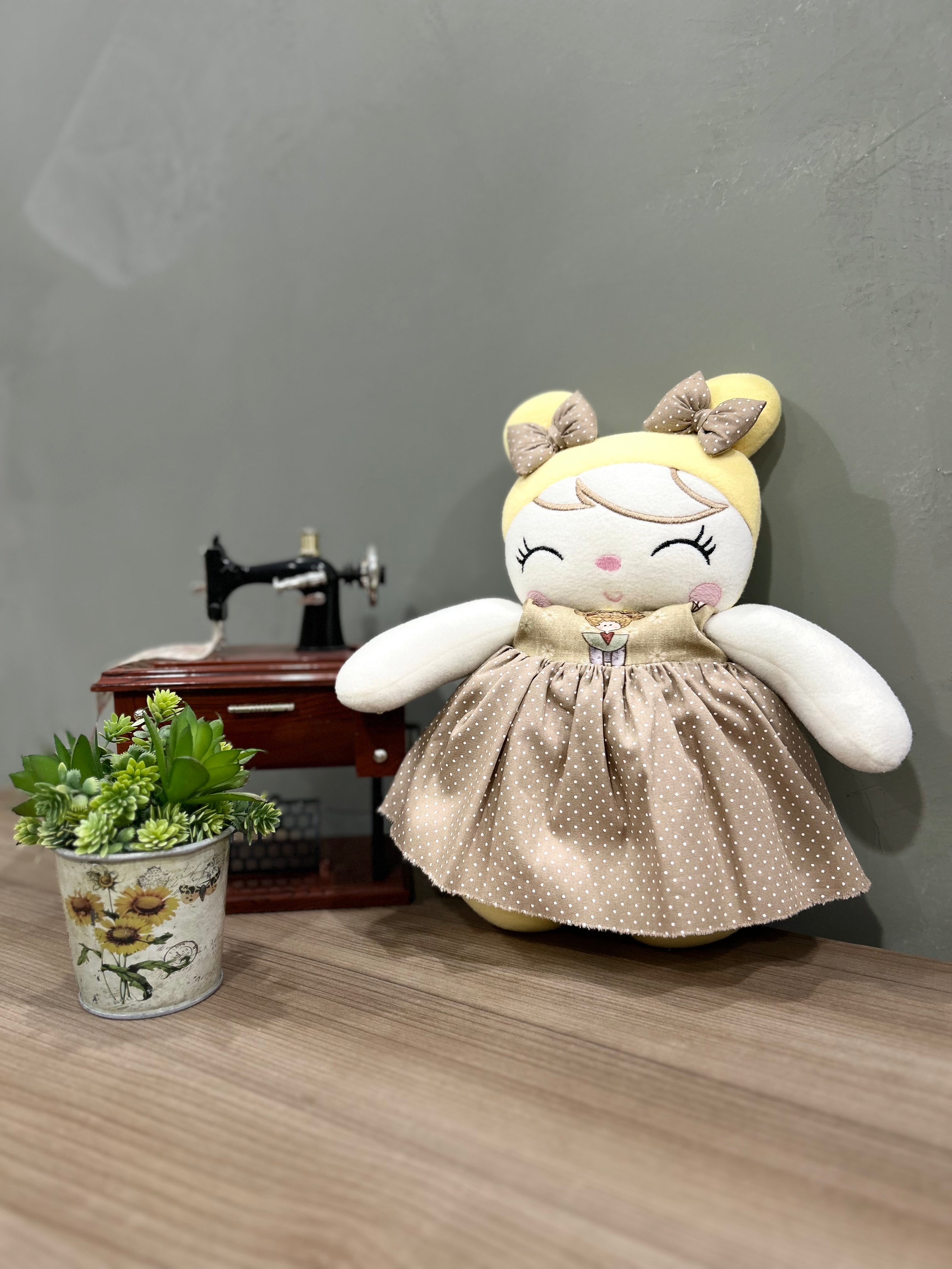 Boneca Bordada Cecília