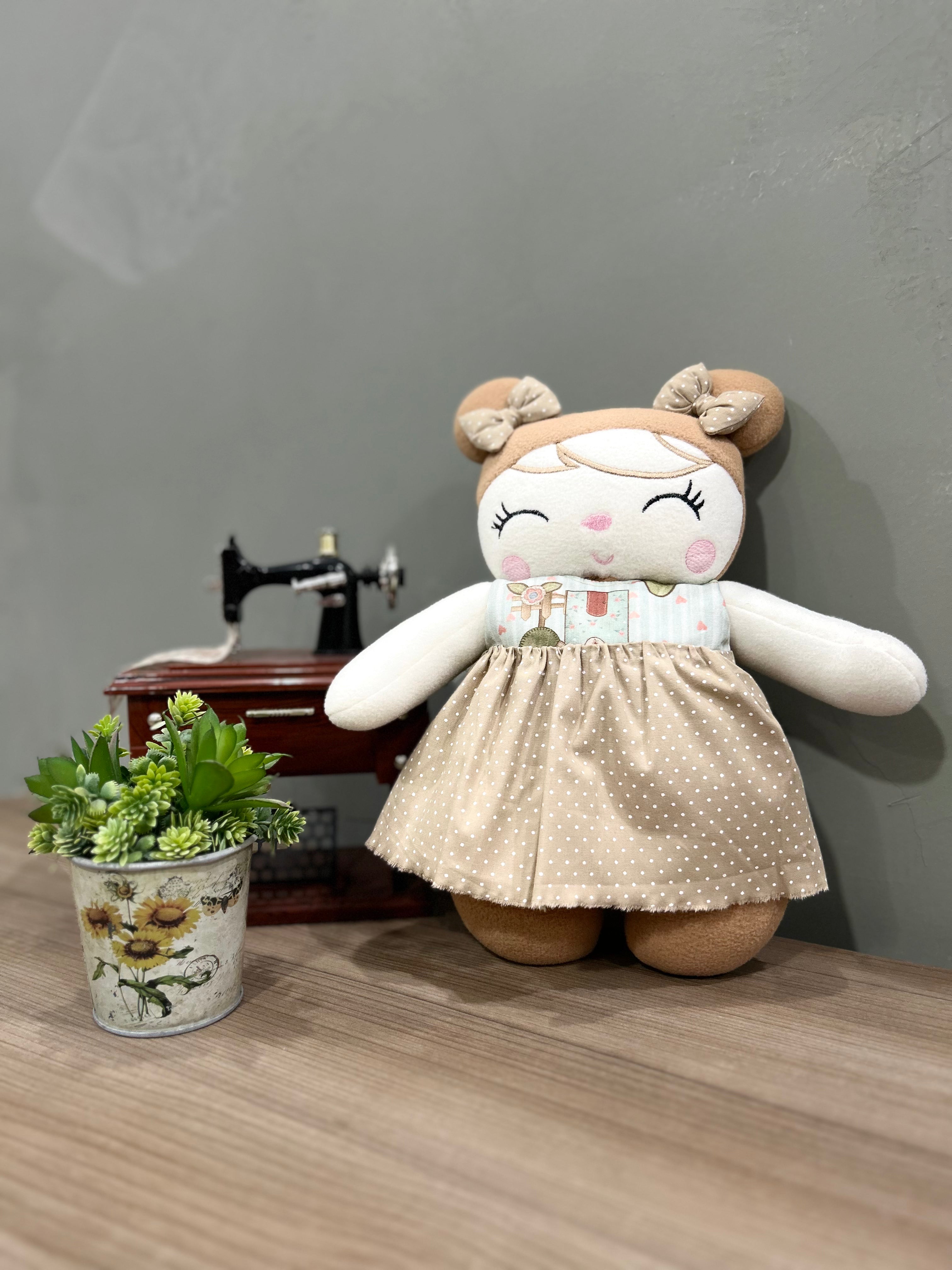 Boneca Bordada Cecília