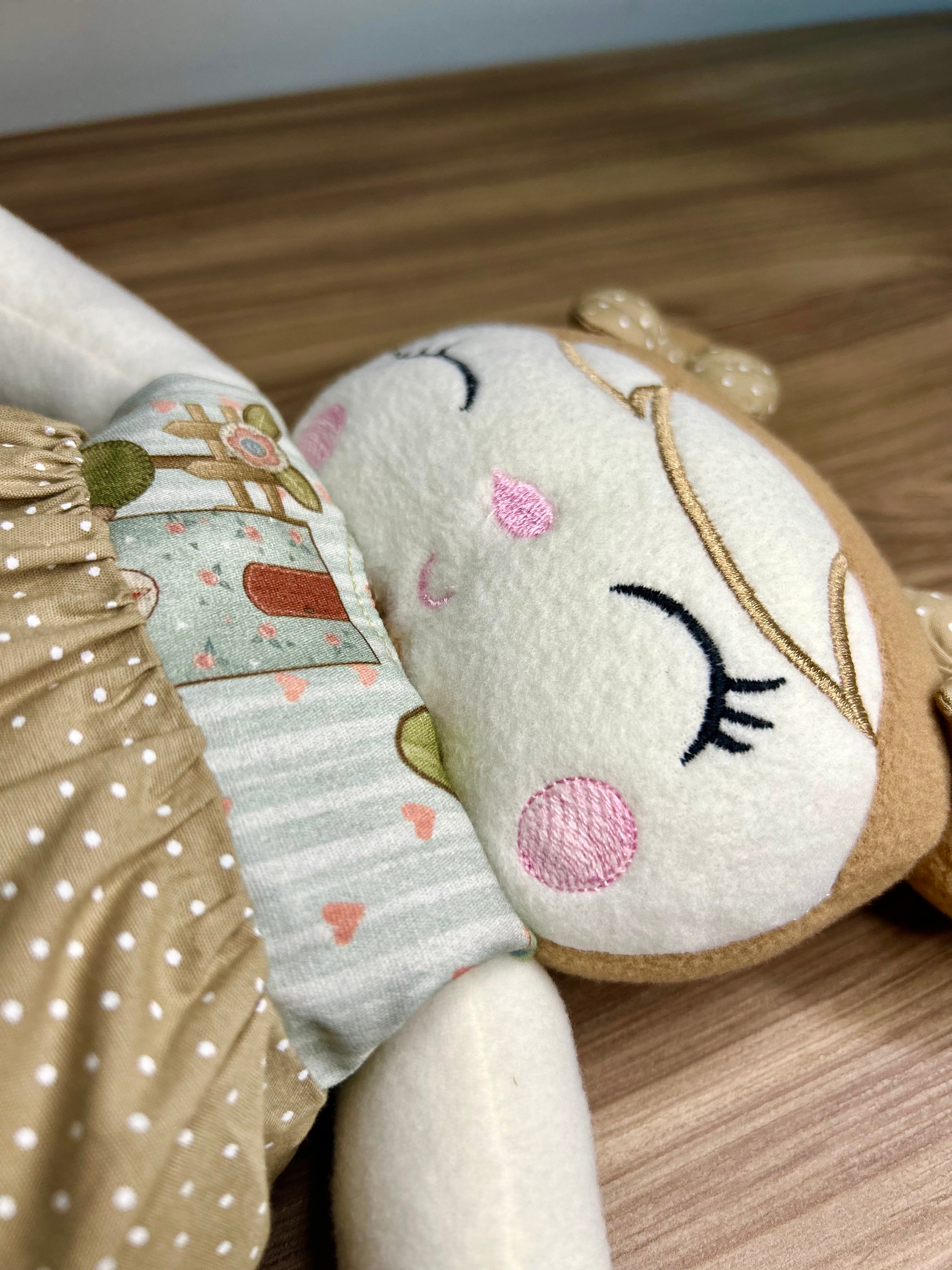 Boneca Bordada Cecília