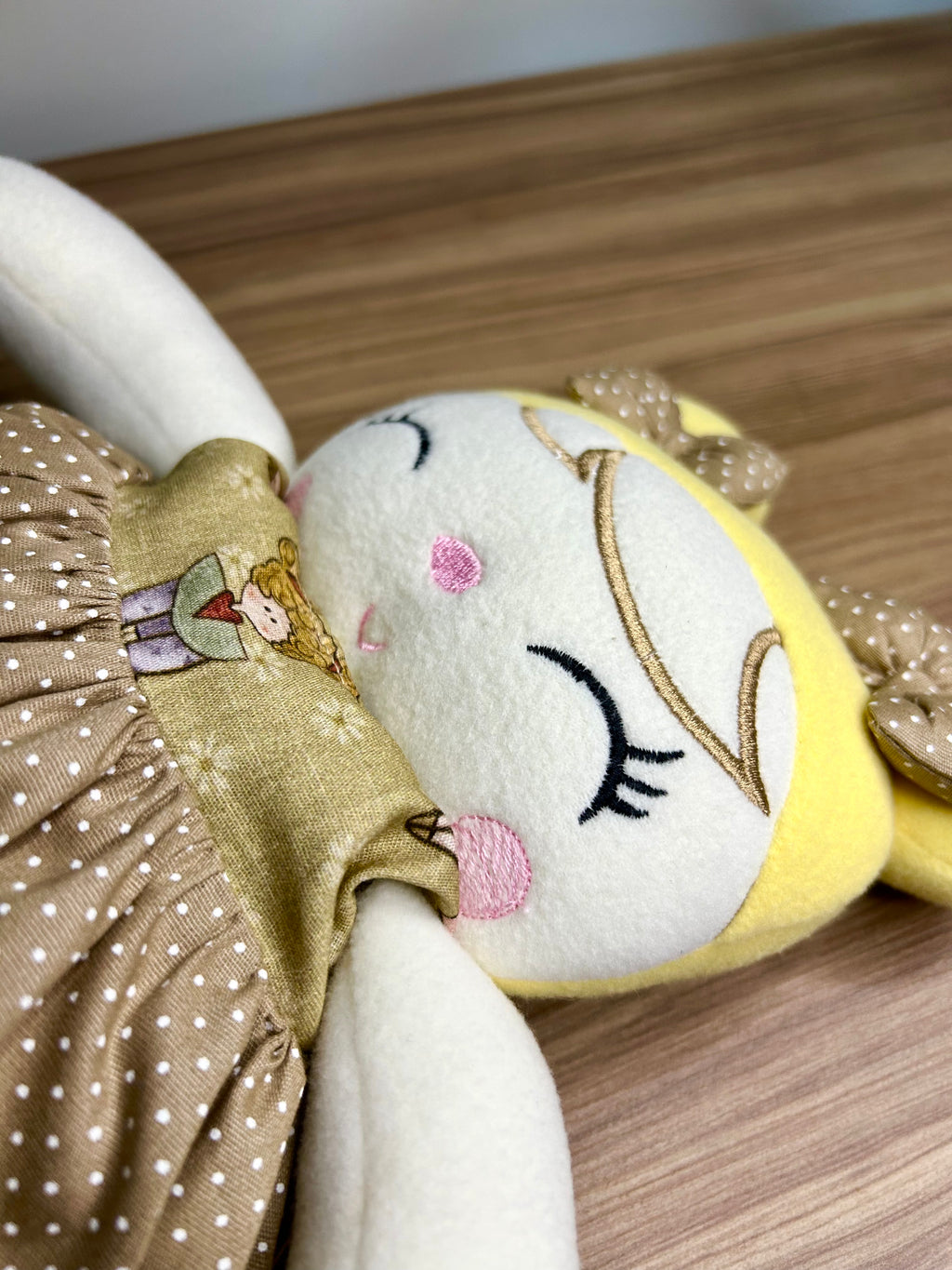 Boneca Bordada Cecília