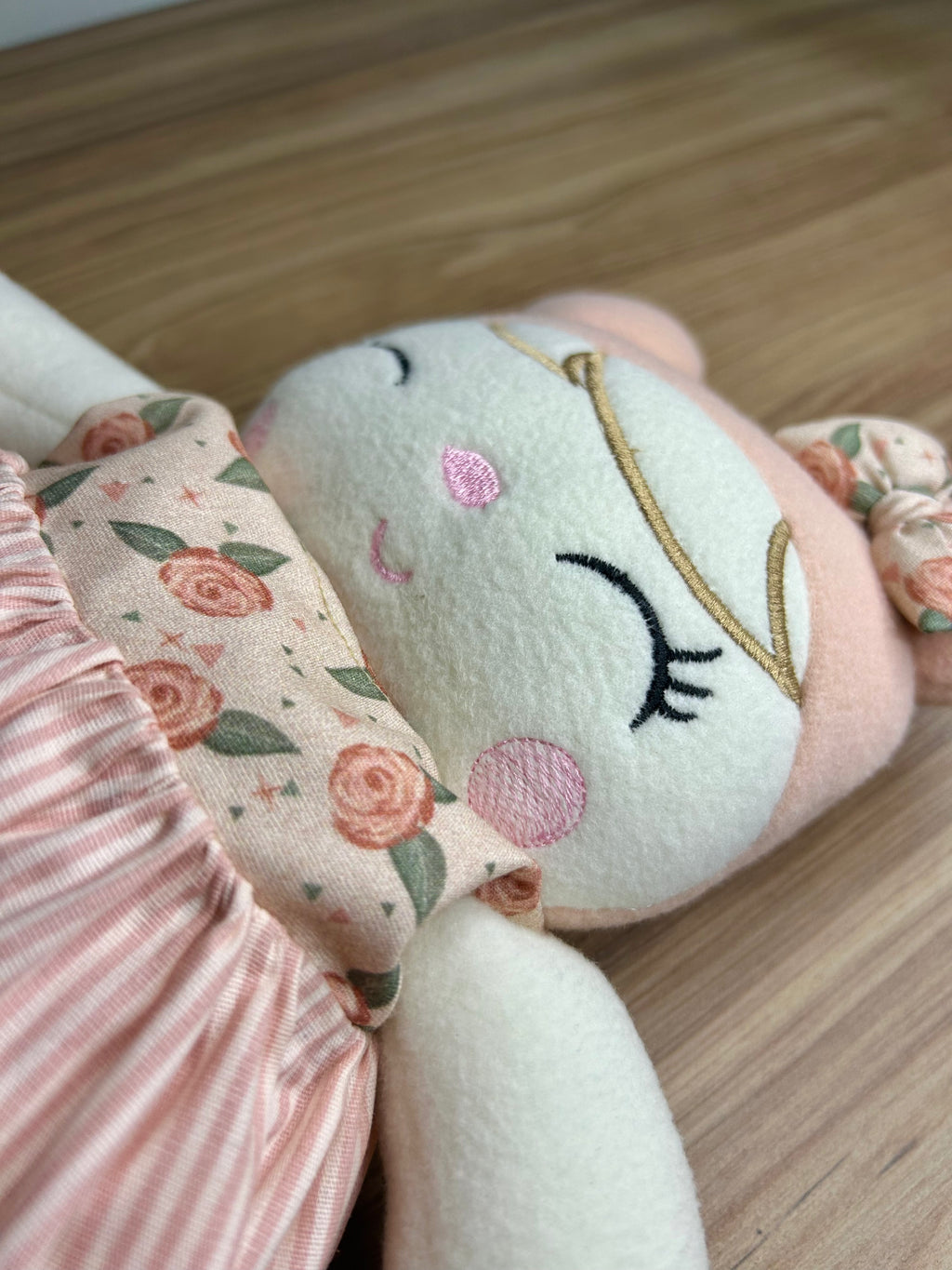 Boneca Bordada Cecília